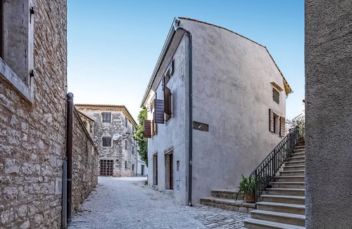 Bale House | Luxurious home in Bale with WiFi
