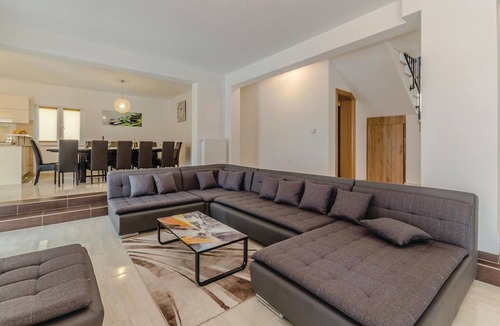 Debeljak House | Luxurious home in Debeljak with sauna