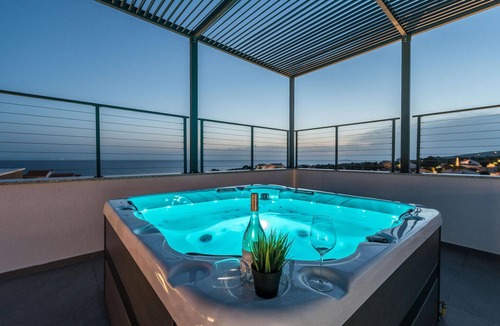Jakisnica House | Luxurious home in Lun with sauna
