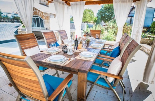 Unesic House | Luxurious home in Unesic with sauna
