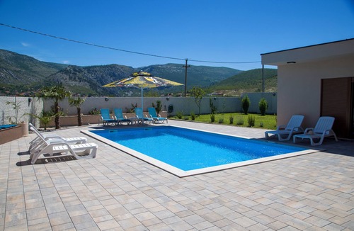Blagaj House | Luxury and spacious 4-bedroom villa in lovely Mostar with pool and AC comfort