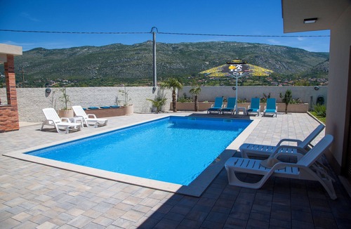 Blagaj House | Luxury and spacious 4-bedroom villa in lovely Mostar with pool and AC comfort