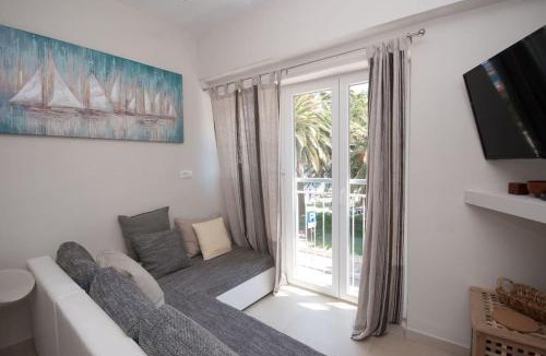 Cove Rogacic Apartment | Luxury apartment across ferry port