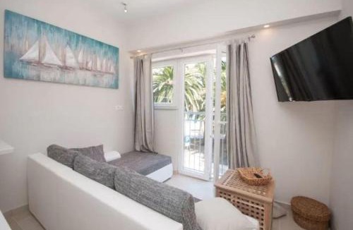 Cove Rogacic Apartment | Luxury apartment across ferry port