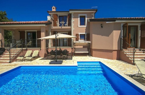 Fuskulin Villa | Luxury Villa in Fuskulin with Swimming Pool and Jacuzzi