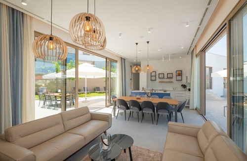 Zmijavci Villa | Luxury Villa Red & Blue with a pool