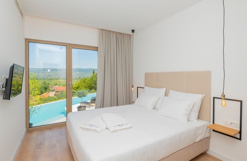 Zmijavci Villa | Luxury Villa Red & Blue with a pool