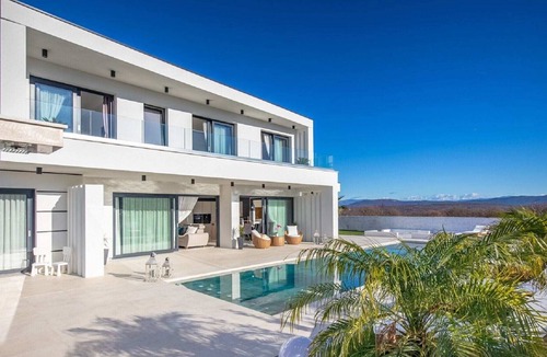 Vrh Cabin | Luxury villa with an indoor and outdoor pool on the island of Krk