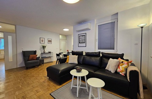Ljubljana City Centre Apartment | Martin 3-bedroom Apartment Ljubljana center Tour As with free parking, WiFi, AC
