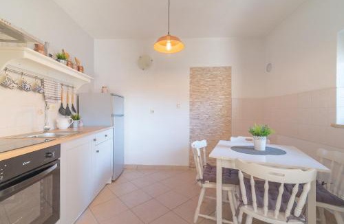 Posedarje Apartment | Mediterranean House by The Beach
