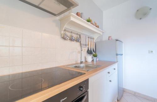 Posedarje Apartment | Mediterranean House by The Beach