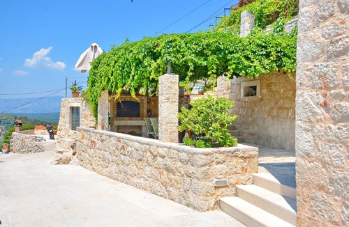 Vrisnik Villa | Mediterranean Villa with Pool and Game room
