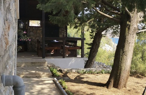 Lukovo Sugarje House | mit Pool in Lukovo Sugarje by Interhome