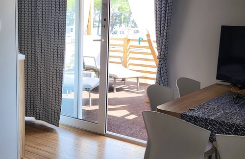 Zivogosce House | Mobile Home 'Kućica Br. 1 Crvena' with Sea View, Wi-Fi and Air Conditioning