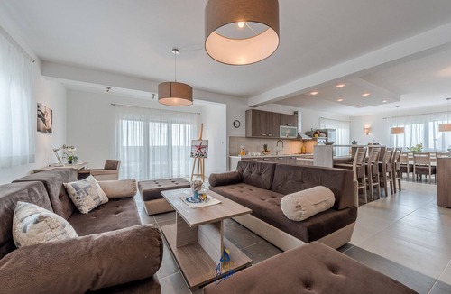Debeljak Villa | Modern 4 BD Villa with Heated Pool near Beaches