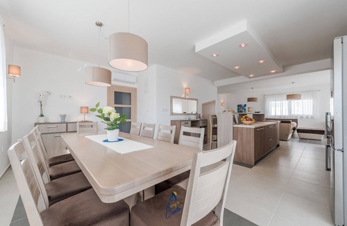Debeljak Villa | Modern 4 BD Villa with Heated Pool near Beaches