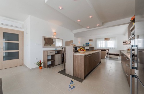 Debeljak Villa | Modern 4 BD Villa with Heated Pool near Beaches