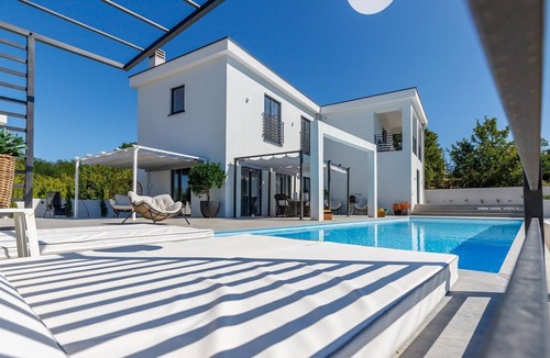 Kanfanar Cabin | Modern 5* villa with a private pool in an idyllic surrounding..