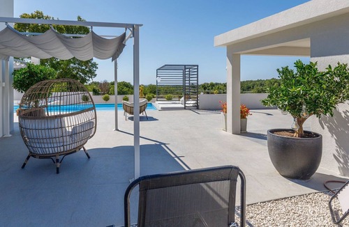 Kanfanar Cabin | Modern 5* villa with a private pool in an idyllic surrounding..