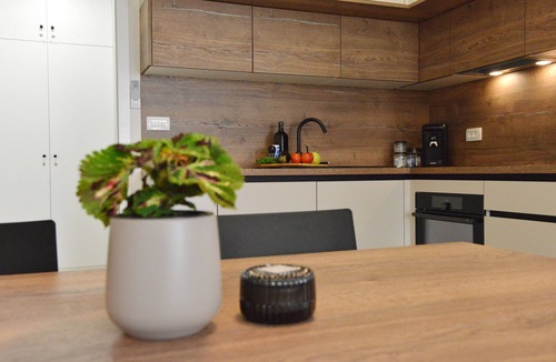 Okrug Gornji Apartment | Modern apartment with private garden and jacuzzi 400m from the beach