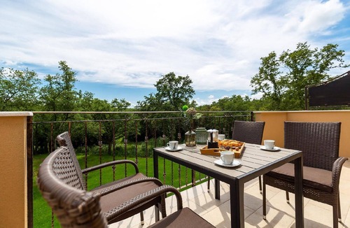Mugeba Apartment | Modern apartment with a balcony and a shared garden, by the edge of the forest