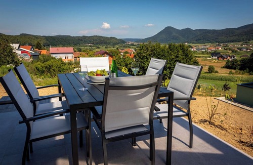 Varazdin House | Modern home in vineyards with shared sauna