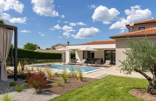 Tinjan House | Modern vacation home "Flores" with private pool & garden - in central Istria