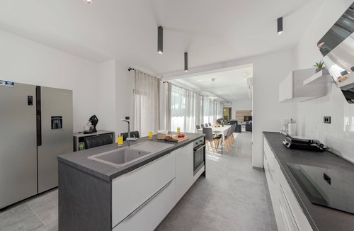 Stokovci Villa | Modern villa with infinity pool, playing field and free e-charging station