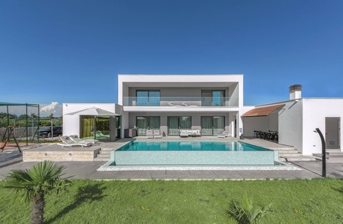 Stokovci Villa | Modern villa with infinity pool, playing field and free e-charging station