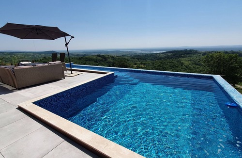 Brod-Posavina Villa | Modern villa with pool and jacuzzi on a peaceful Oriovac hill in Slavonia.