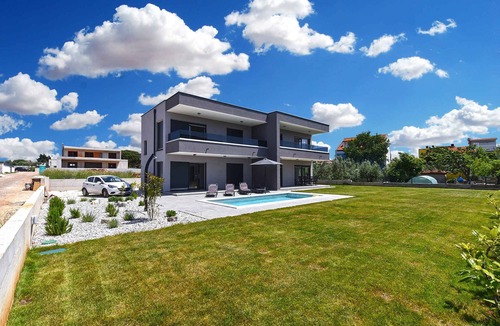 Peroj Villa | Modernly furnished villa with swimming pool