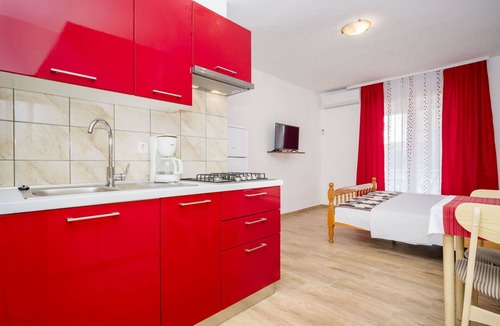 Pomer Apartment | Nice apartment for 2 people with A/C, pool, TV, terrace and pets allowed