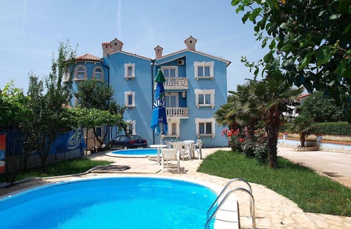 Pomer Apartment | Nice apartment for 2 people with A/C, pool, TV, terrace and pets allowed