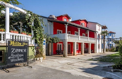 Pomer Apartment | Nice apartment for 2 people with A/C, pool, TV, terrace and pets allowed