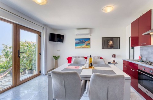 Icici Apartment | Nice apartment for 2 people with WIFI, A/C, TV, terrace and pets allowed