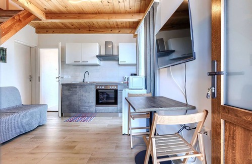 Lovrecica Apartment | Nice apartment for 2 people with A/C, WIFI, TV and terrace