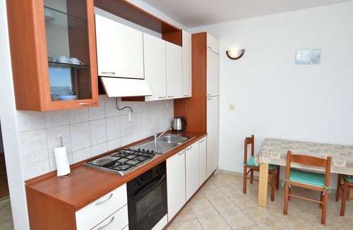 Vrbanj Apartment | Nice apartment for 4 guests with WIFI, TV, balcony and pets allowed