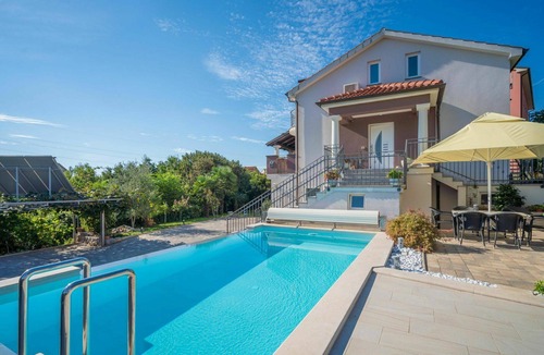 Sarsoni Apartment | Nice apartment for 4 guests with A/C, WIFI, pool, TV, patio and panoramic view