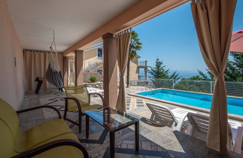 Tulisevica Apartment | Nice apartment for 4 guests with A/C, WIFI, pool, TV, terrace and pets allowed