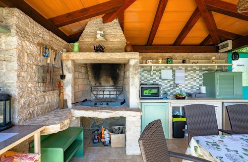 Tinjan Apartment | Nice apartment for 4 guests with private pool, A/C, WIFI, TV, terrace and pets allowed