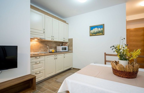 Senj Apartment | Nice apartment for 4 guests with pool, WIFI, TV, terrace and pets allowed