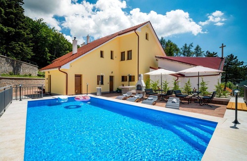 Senj Apartment | Nice apartment for 4 guests with pool, WIFI, TV, terrace and pets allowed