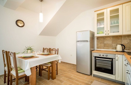 Senj Apartment | Nice apartment for 4 guests with WIFI, pool, TV, terrace and pets allowed