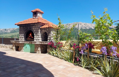Batomalj Apartment | Nice apartment for 4 people with WIFI, A/C, TV, patio and pets allowed