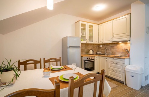 Senj Apartment | Nice apartment for 4 people with WIFI, pool, TV, terrace and pets allowed