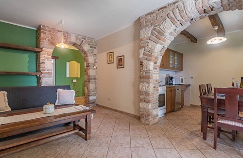 Jezenj Apartment | Nice apartment for 5 guests with pool, WIFI, TV, terrace and pets allowed