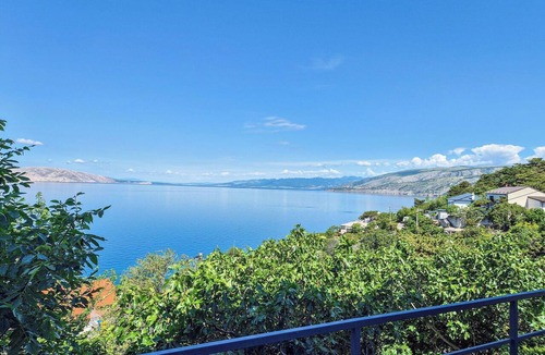 Sveti Juraj Apartment | Nice apartment for 5 guests with WIFI, A/C, TV, patio and pets allowed