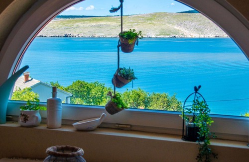 Smrika Apartment | Nice apartment for 4 people with A/C, WIFI, pool, TV and patio