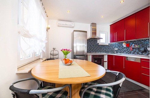 Gornji Karin Apartment | Nice apartment in Karin Gornji with WiFi