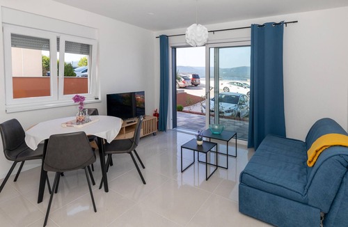 Komarna Apartment | Nice apartment in Komarna with house sea view